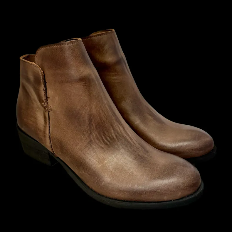 Ankle Boot In Taupe Leather With Zip