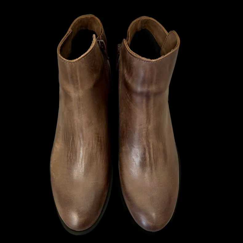 Ankle Boot In Taupe Leather With Zip