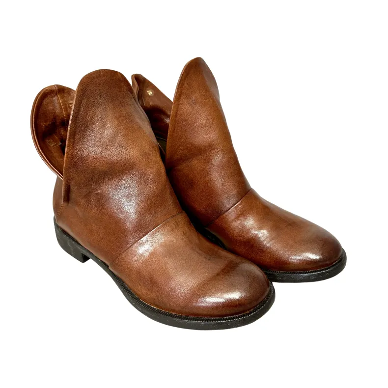 Artisanal Ankle Boot In Camarri 1916 Leather