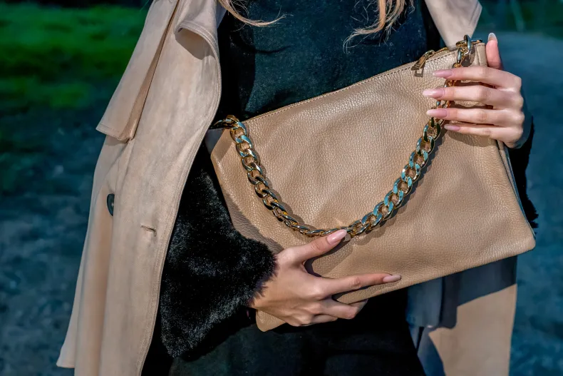 Big Pearl – Clutch With Three Compartments And Chain