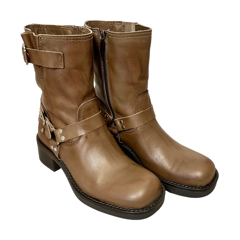 Biker Boot With Buckles And Taupe Square Toe