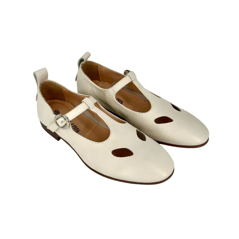 Shoe With Eyes And Handcrafted Buckle In Off-white Dipped Leather