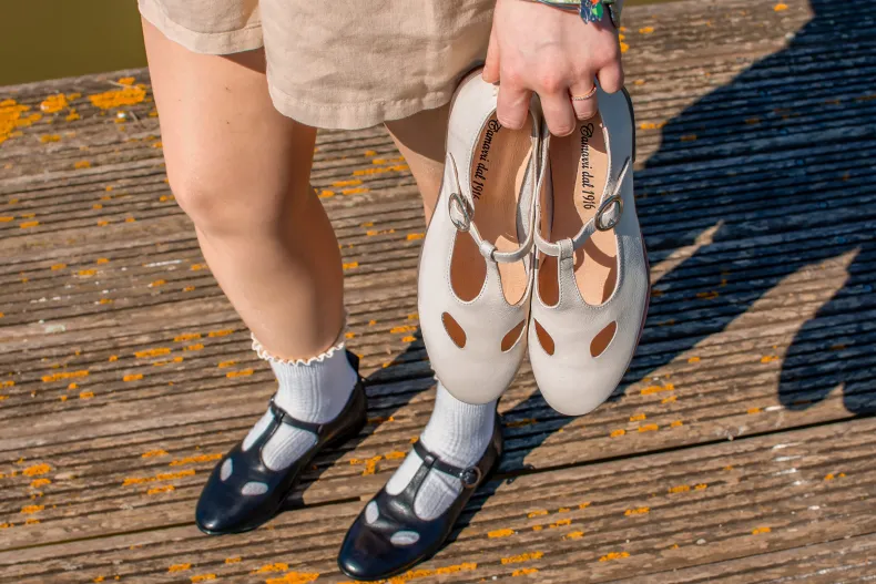 Shoe With Eyes And Handcrafted Buckle In Off-white Dipped Leather