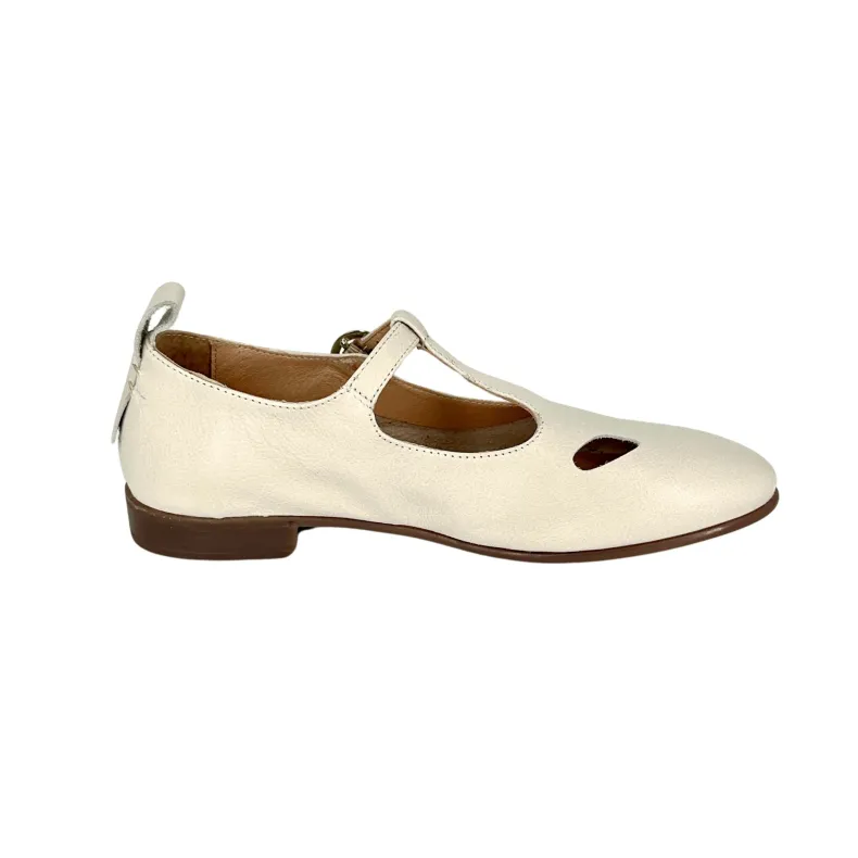Shoe With Eyes And Handcrafted Buckle In Off-white Dipped Leather