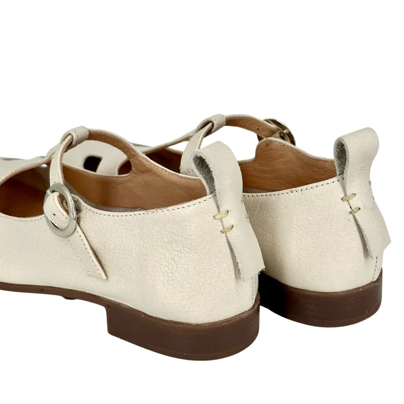 Shoe With Eyes And Handcrafted Buckle In Off-white Dipped Leather
