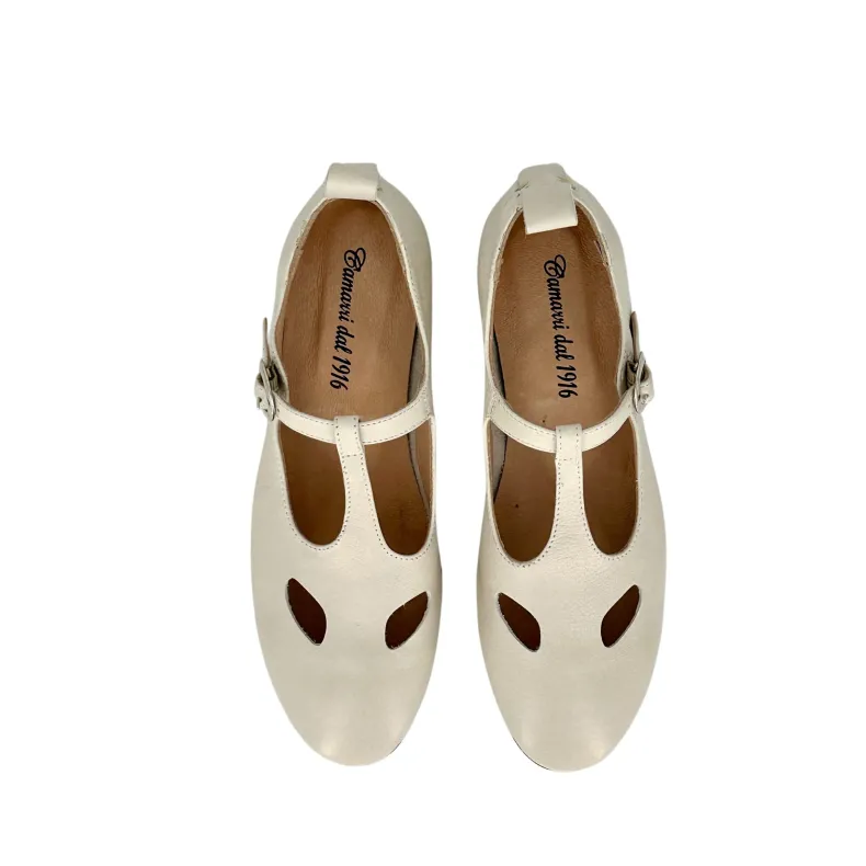 Shoe With Eyes And Handcrafted Buckle In Off-white Dipped Leather