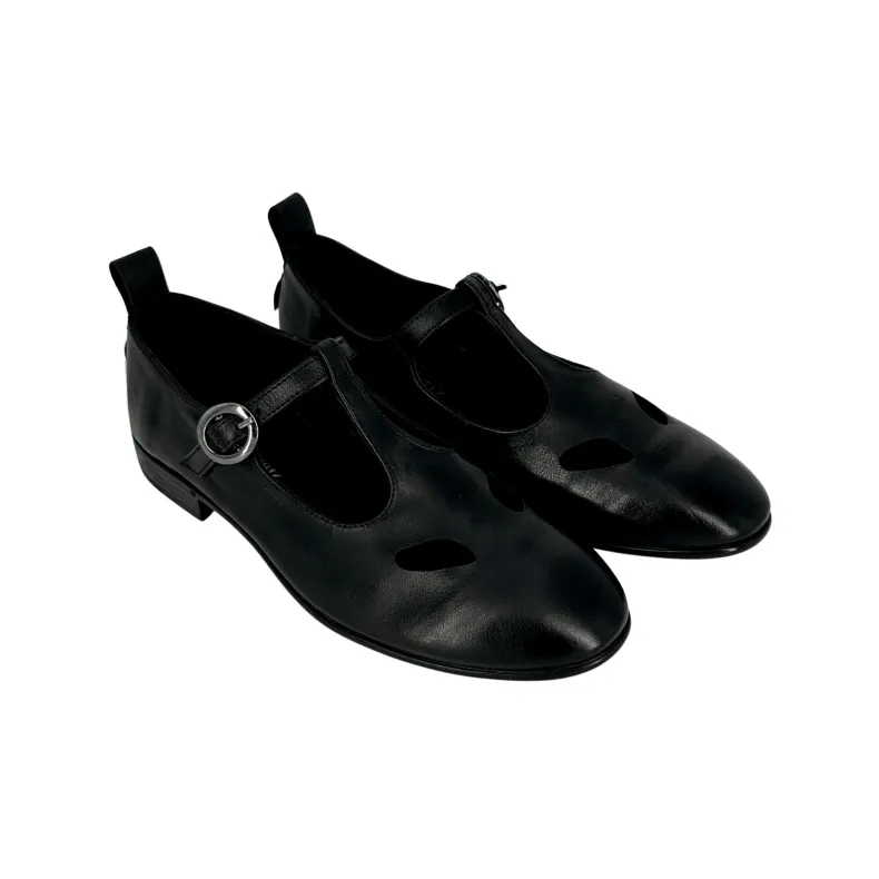 Shoe With Small Eyes And Handcrafted Buckle In Black Dipped Leather