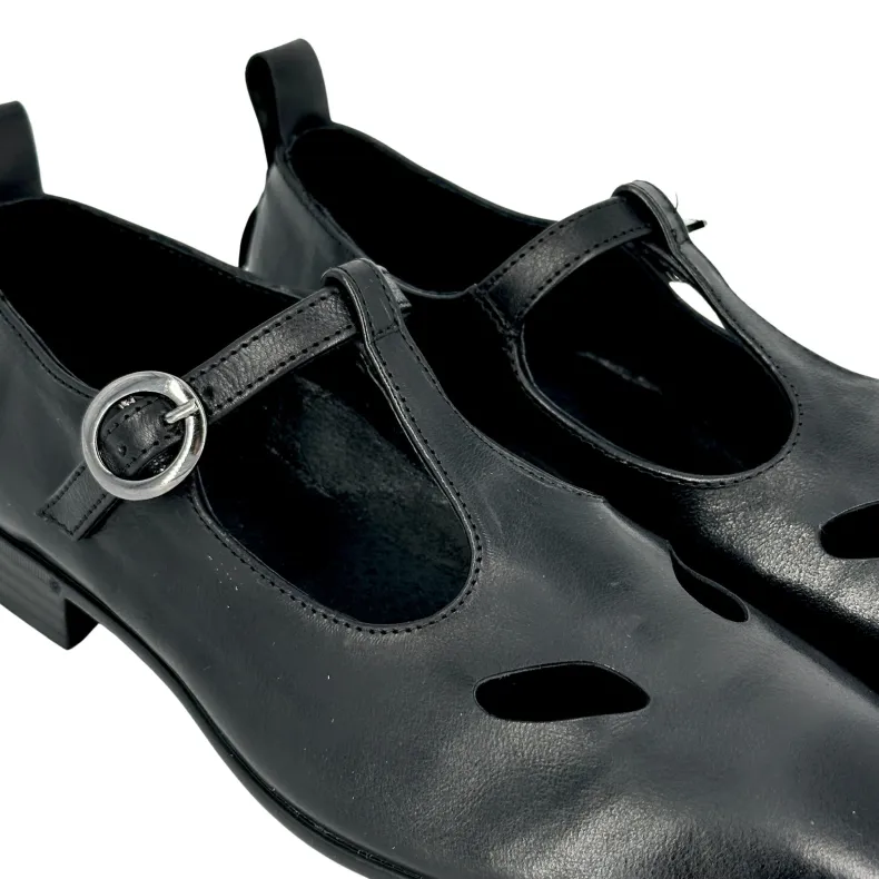 Shoe With Small Eyes And Handcrafted Buckle In Black Dipped Leather