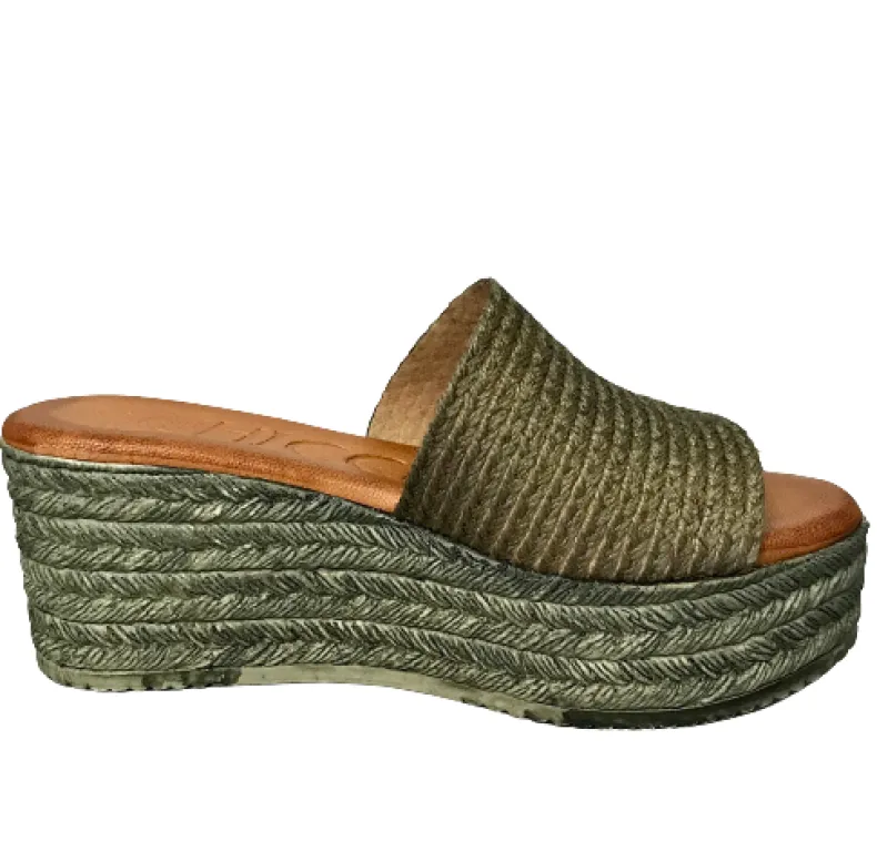 Wedge With Khaki Raffia Band